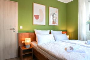 a bedroom with a bed with a green wall at Ferienwohnung Elbhang mit Stellplatz in Königstein an der Elbe