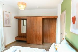 a bedroom with a wooden door in a room at Ferienwohnung Elbhang mit Stellplatz in Königstein an der Elbe
