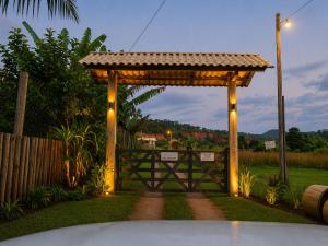a wooden gate in a yard with a fence at Hospedaria Paraíso das Águas Suíte independente com cozinha completa in Itabirito