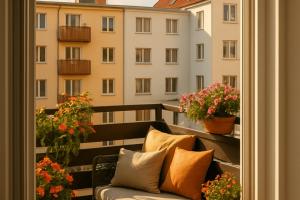 a couch on a balcony with a building at Hannover Group Apartment in Hannover