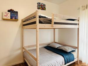 a bunk bed in a room with a bunk bedutenewayangering at Charme et confort in Montévrain +5 photos