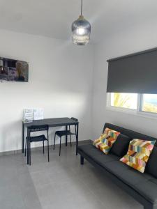 a living room with a couch and a table at Vivienda Vacacional Tinisagua 3 in Breña Alta