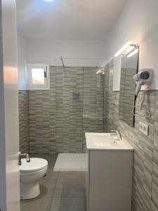 a bathroom with a toilet and a sink and a mirror at Vivienda Vacacional Tinisagua 3 in Breña Alta
