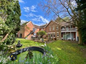 a house with a pond in the yard at Pickwicks Guest House in Oxford