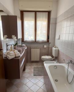 a bathroom with a tub and a toilet and a sink at a casa di BIRI in Trezzo sullʼAdda