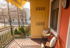 a balcony of a house with an orange wall at a casa di BIRI in Trezzo sullʼAdda