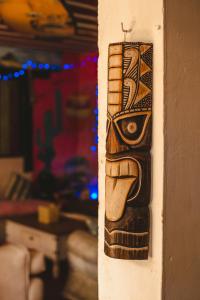 a piece of art on the side of a wall at Raizes Bed and Beach Buzios in Búzios +43 photos