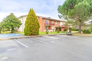 an empty parking lot in front of a building at La bastide de Montech in Montech