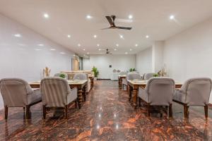 a conference room with tables and chairs and a ceiling at Treebo Sloka Residency in Rānchī