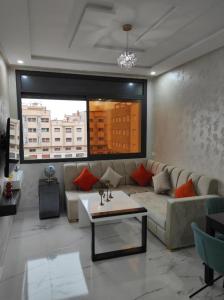 a living room with a couch and a table at Apartment Modern zeganrif in Segangane +1 photo