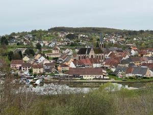 a town with a river and a town with houses at La Parenthèse coté Saar in Wittring