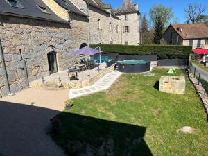 an aerial view of a backyard with a swimming pool and a house at Le gîte du parayre in Lunac