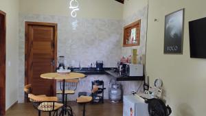 a kitchen with a table and a counter top at Recanto da Julie in Mulungu