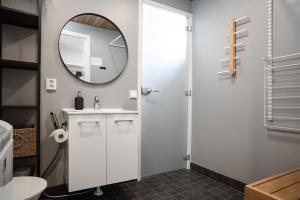 a bathroom with a sink and a mirror at Rukan Houkutus in Ruka +40 photos