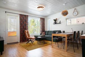 a living room with a couch and a table at Rukan Houkutus in Ruka