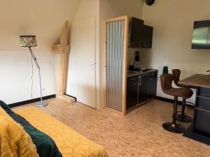 a room with a kitchen with a bed and a table at Le Studio d'Instant Nature in Alexain