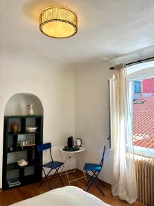 a bedroom with two blue chairs and a table at Marea L in Lerici