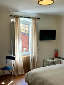 a bedroom with a bed and a window with a chair at Marea L in Lerici
