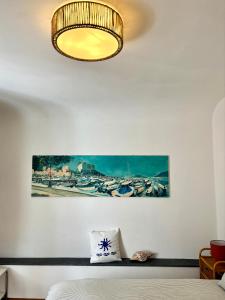 a chandelier hanging above a bed in a room at Marea L in Lerici