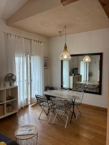 a living room with a dining room table and chairs at Studio 1er Consul in Ajaccio
