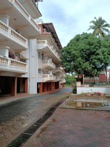 an empty street in front of a building at Apartmentbyzaara in Colva +13 photos