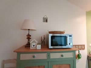 a microwave sitting on top of a dresser at le Pressoir Doretz in Arthon-en-Retz