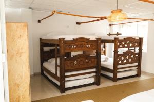 zwei Etagenbetten in einem Zimmer in der Unterkunft Raizen Hostel in Dosquebradas