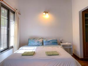 a bedroom with a bed with two towels on it at Casa Avellaneda I 12 pax - A 6 cuadras Arístides in Mendoza