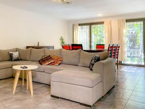 a living room with a couch and a table at Casa Avellaneda I 12 pax - A 6 cuadras Arístides in Mendoza