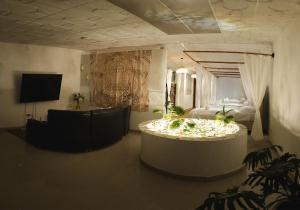 ein Hotelzimmer mit einem Bett und einem Tisch mit Blumen in der Unterkunft Raizen Hostel in Dosquebradas