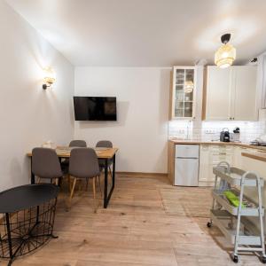 a kitchen and dining room with a table and chairs at Dimo Cozy Apartments Chisinau Moldova Centre Airport in Chişinău