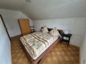a bedroom with a bed in a room at Ferienwohnung Marx in Konz