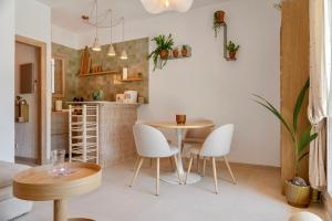 a kitchen and dining room with a table and chairs at T2 Haut de gamme avec jardin privé - 50m du port Miramar in La Londe-les-Maures