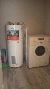 a washing machine and a washer in a room at Bosque y Mar in Mar Azul