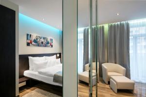 Giường trong phòng chung tại Pytloun Imperial Design Suites