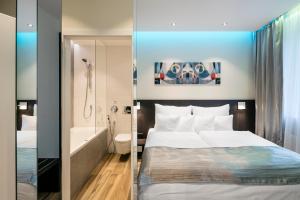 Giường trong phòng chung tại Pytloun Imperial Design Suites