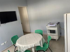 a room with a table and chairs and a tv at Casa para 8 pessoas in Itu