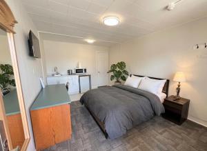 a bedroom with a bed and a kitchen at Persepolis Inn in Niagara Falls
