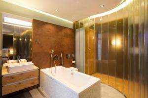 Phòng tắm tại Pytloun Imperial Design Suites