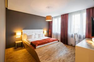Giường trong phòng chung tại Pytloun Imperial Design Suites