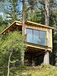 a tree house in the middle of a forest at Ravn in Vistad