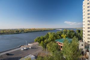 アストラハンにあるKvartira Klass Apartments at Chekhova 103の二棟の間の川の景色