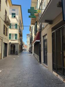 an empty street in an alley between buildings at Chiara 3 in Cairo Montenotte