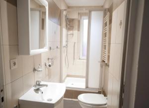 ein Badezimmer mit Waschbecken, Toilette und Fenster in der Unterkunft Hotel Konty Self-Service in Kąty Opolskie + 152 Fotos