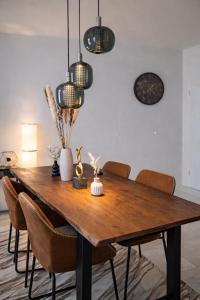 a dining room table with chairs and pendant lights at Royal Haus Chemnitz 3- Balkon nahe Zeisigwald in Chemnitz