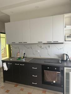 Dapur atau dapur kecil di Margo Sea View Studio