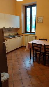 a kitchen with a table and a window and a table and chairs at Tenuta Rio del Sole-Camera singola in Albairate