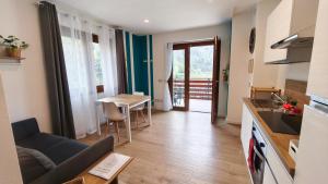 a small apartment with a kitchen and a dining room at San Martì Casa Vacanze in Piazza Brembana