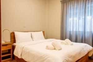 a bedroom with a bed with two towels on it at Marathon Coastal House in Marathon