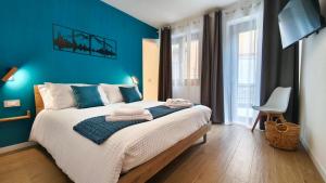 a bedroom with a large bed with blue walls at San Martì Casa Vacanze in Piazza Brembana